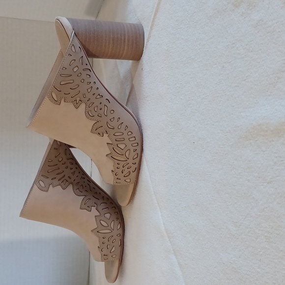 Pour la Victoire, 4in open toed cream and beige lattice slide heels. Sz 7 - Picture 3 of 7